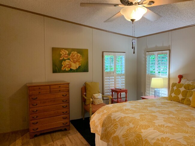 Building Photo - Furnished spacious 3/2.5 home. Corporate a...