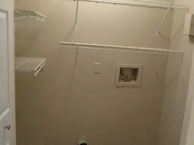 Building Photo - 1 bedroom 1 bath townhouse! Off of Tharpe st! Available now!