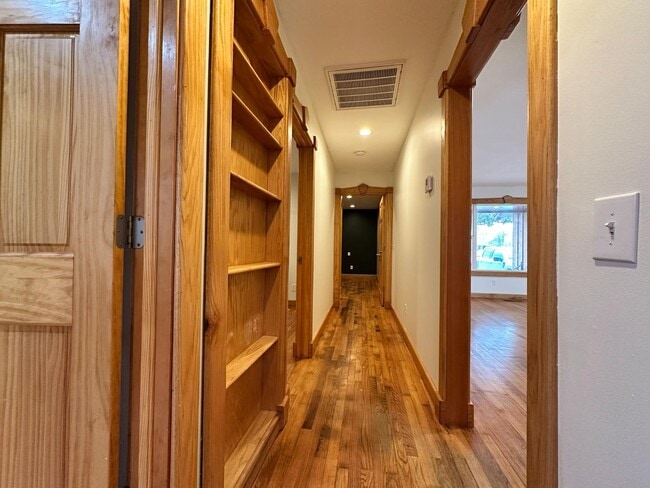 Building Photo - 2833 Kent Dr