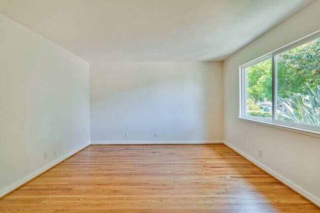 Building Photo - 941 // (Duplex)
