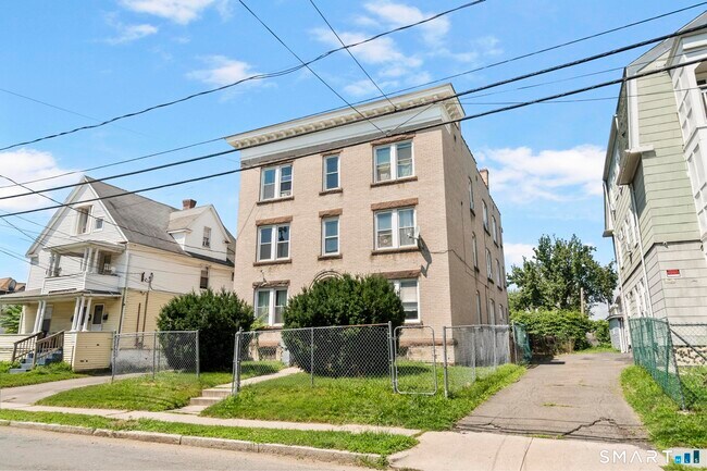 Building Photo - 66 Standish St