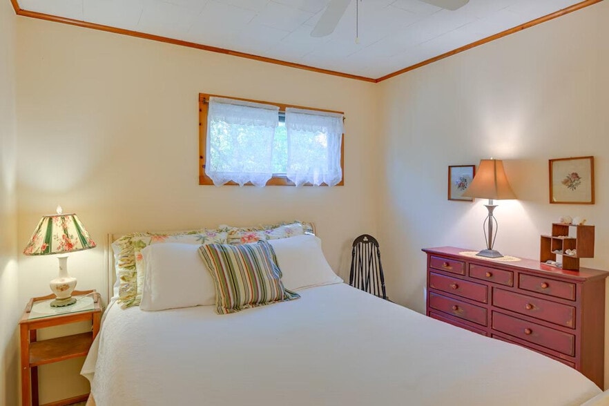 Building Photo - 1955 Haywaters Rd