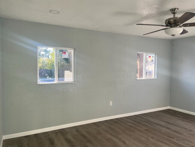 Building Photo - 392 N Ferger Ave