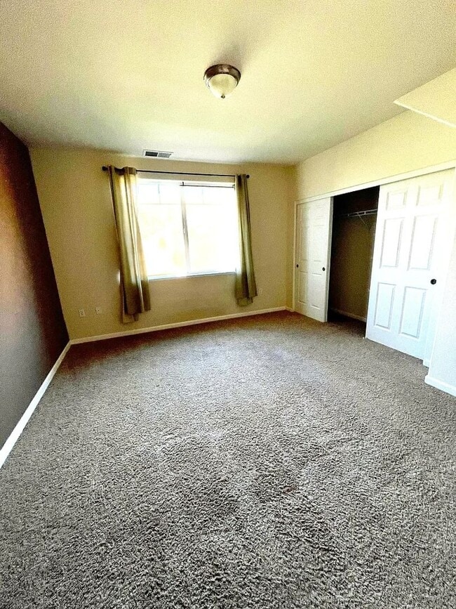 Building Photo - Townhouse For Rent.
