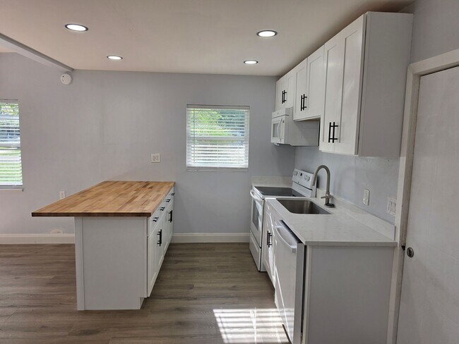 Building Photo - FOR RENT!!! NEWLY RENOVATED 2-BEDROOM TRIPLEX – UTILITIES INCLUDED – PRIME KISSIMMEE LOCATION!