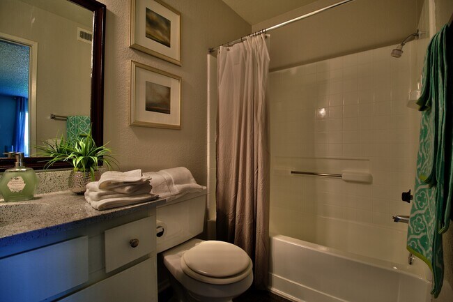 Building Photo - 200 S Linden Ave