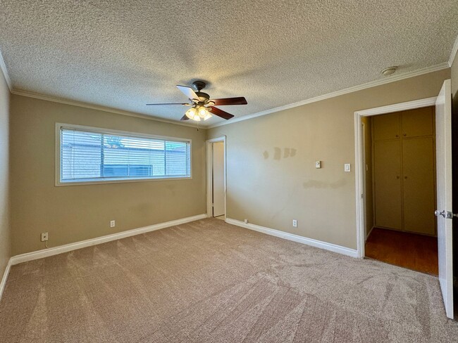 Building Photo - LIGHT & BRIGHT SPACIOUS UPSTAIRS 2 BEDRM I...