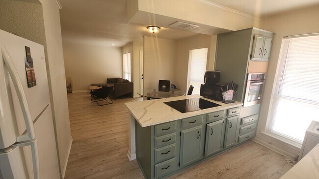 Building Photo - What a deal! a 3 bed house 5 min from DT a...