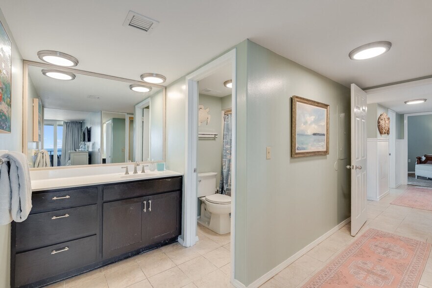 Building Photo - 7205 Thomas Dr