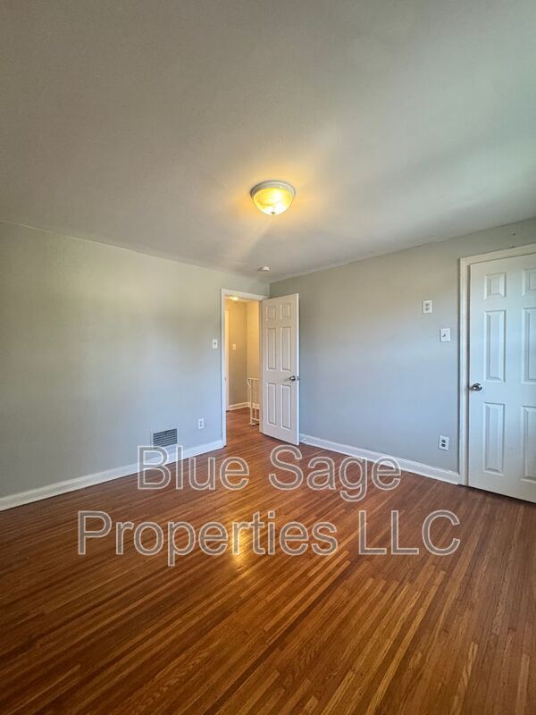 Building Photo - 2304 Bond Ave