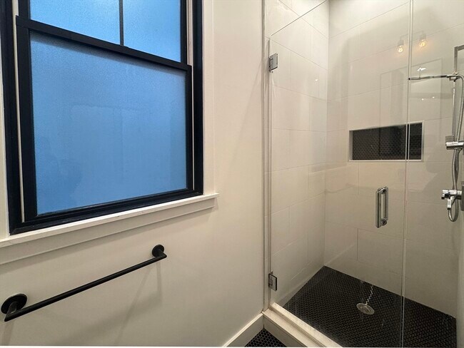 Building Photo - 360 Meridian St