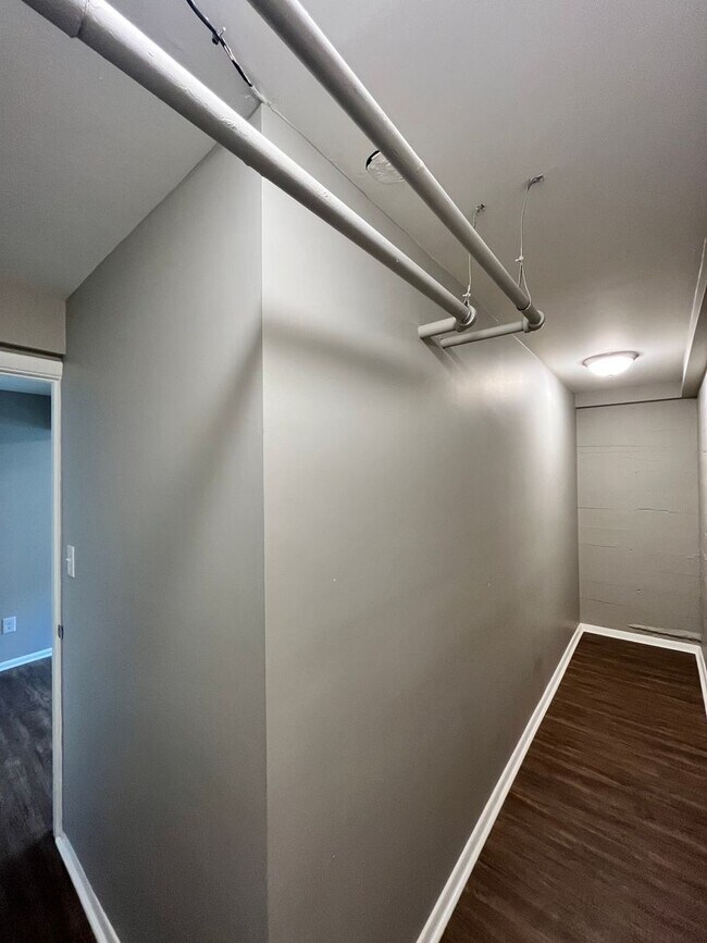 Building Photo - Stunning / Extra Large 1-Bedroom! Faux Hardwood Floors, Washer & Dryer, Stainless Appliances & Pe...