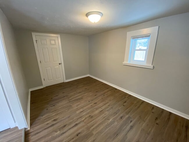 Building Photo - Charming 2 Bed 1 Bath