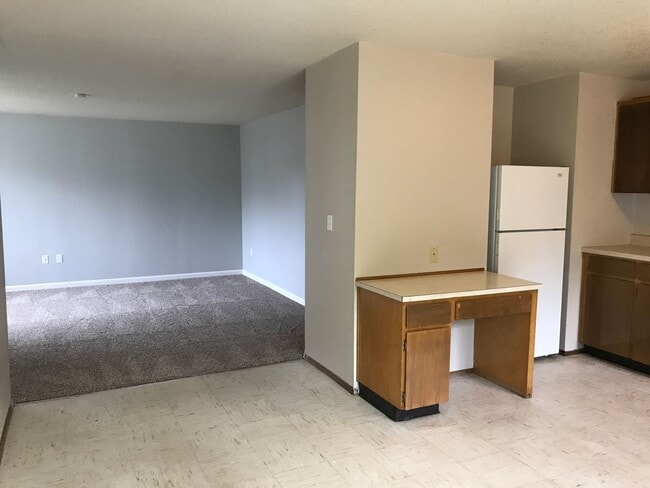 Building Photo - Spacious 3 bdrm/1.5 bath, Garage, Fenced B...