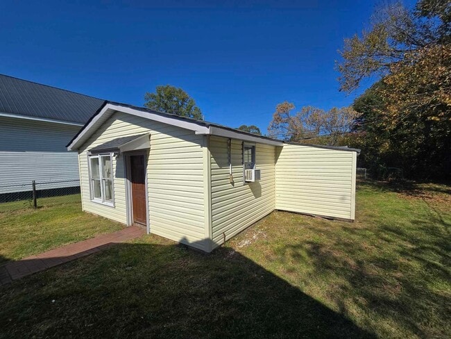 Building Photo - 5 bed and 3 bath (4 bed/2bath house) & (1 bed/1 bath home)