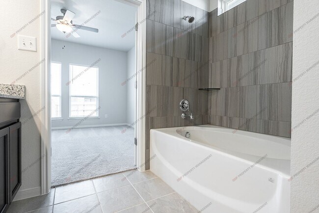 Building Photo - 711 Friars Lndg Dr
