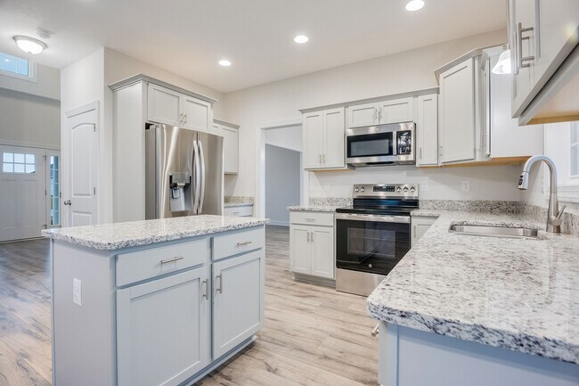 Building Photo - 917 Uplands Ln