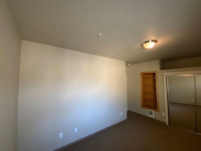 Building Photo - 3 Bedroom, 2.5 Bathroom Close to UO Campus