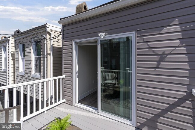 Building Photo - 518 N Lakewood Ave