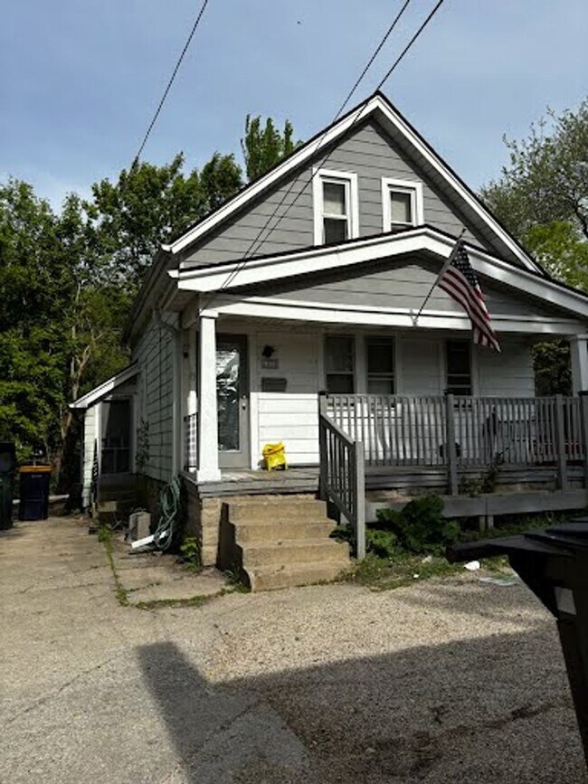 Building Photo - West Allis single family 2 bedroom house