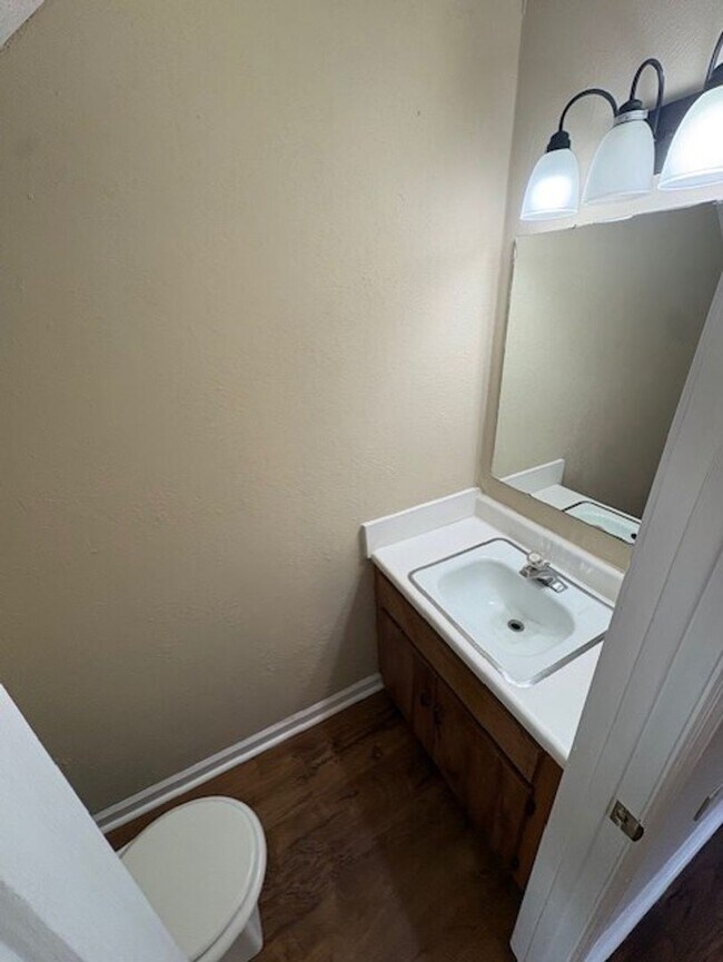 Building Photo - 2 Bedroom / 1.5 Bathroom Townhouse in Abingdon, VA