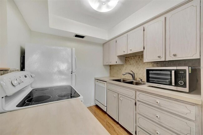 Building Photo - 650 Pinellas Point Dr S