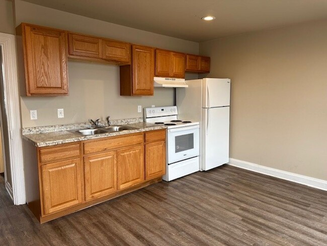 Building Photo - 3rd Floor 1 Bedroom 1 Bath Apt For Rent In...