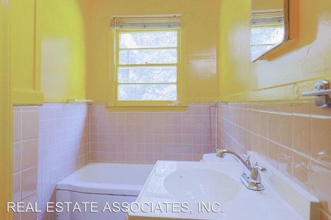 Building Photo - 3 br, 1.5 bath House - 217 Cook Road