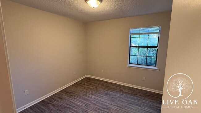Building Photo - MOVE IN SPECIAL: $500 OFF 1ST MONTH'S RENT!**