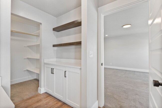 Building Photo - Awesome end unit 3 Bed 2.5 Bath townhome i...