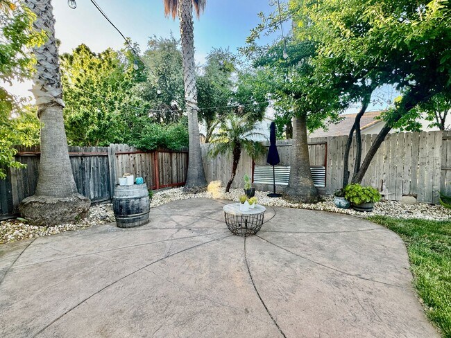 Building Photo - CLEAN AND SPACIOUS ONE STORY, 3 BED, 2 BATH, 2 CAR GARAGE IN WEST SACRAMENTO