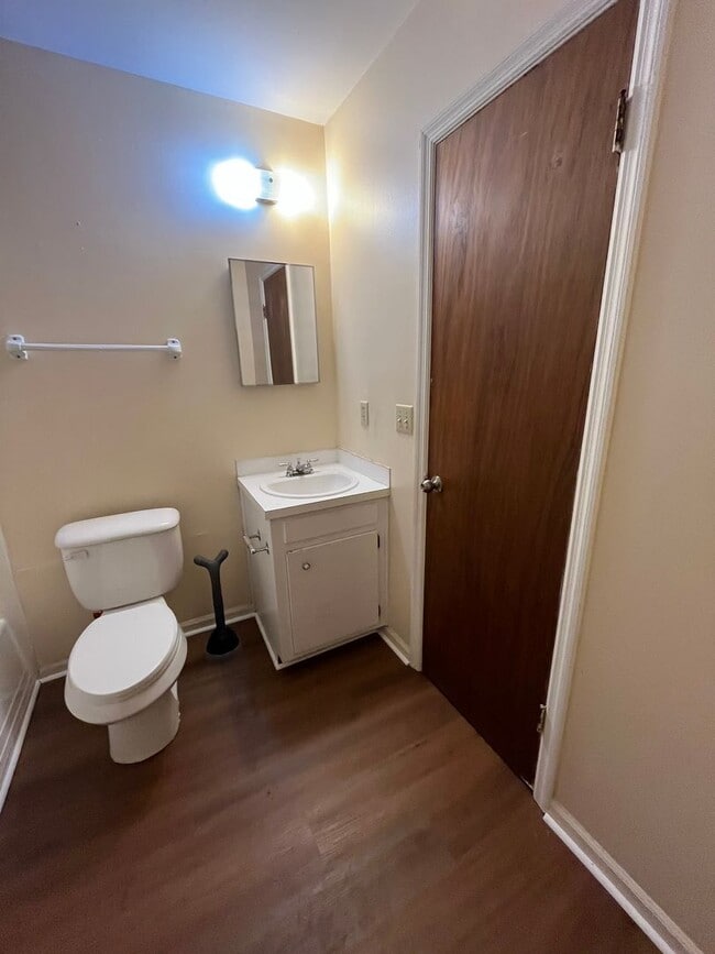 Building Photo - Charming 2 Bedroom