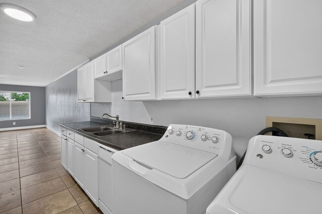 Building Photo - 12310 Tavares Ridge Ct