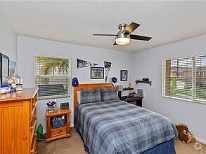 Building Photo - Recently updated, 3 bed 3 bath highly desi...