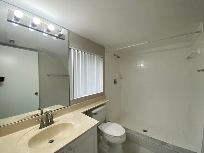 Building Photo - 1600 Crestwood Ct S