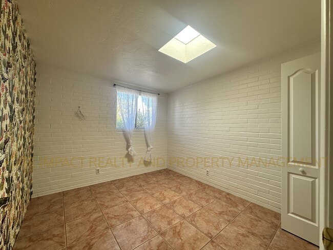 Building Photo - 6624 E Nelson Dr