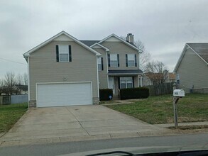 Building Photo - 3 Bedroom 2 1/2 Bathroom Home!