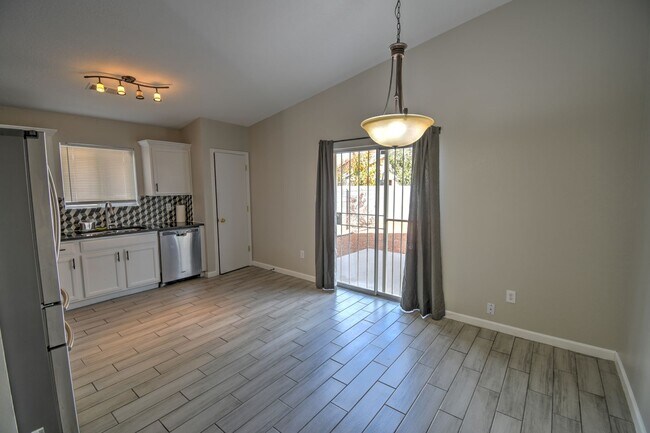 Building Photo - Great 3 Bedroom 2 Bathroom Home !!!!