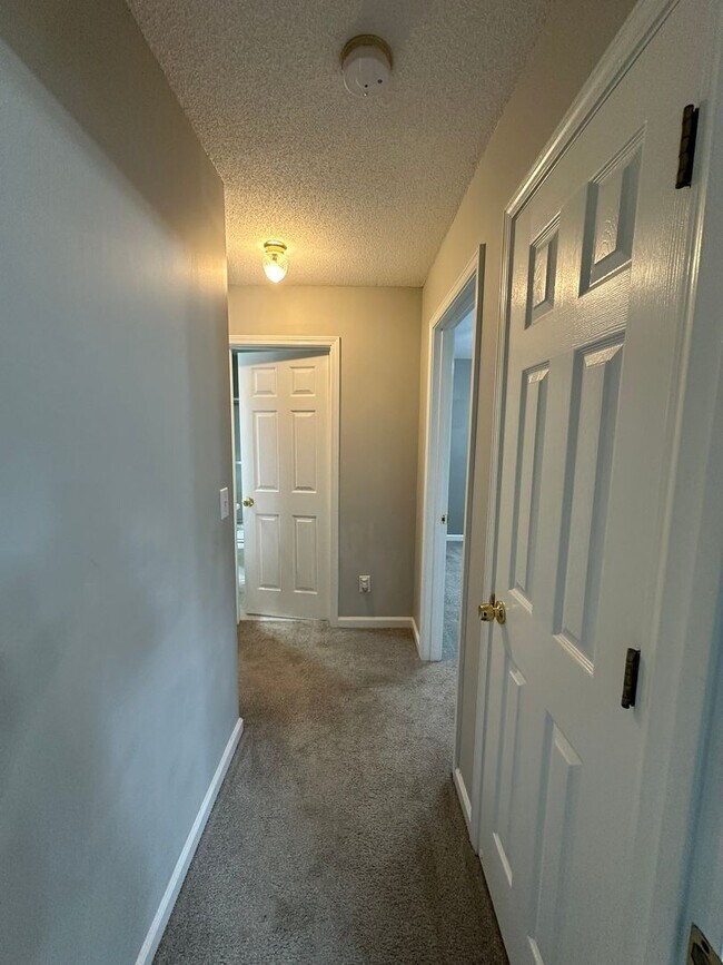 Building Photo - 2 bedroom/1.5 bath end unit townhome in gr...