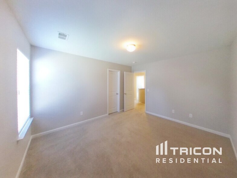 Building Photo - 750 Chariot Way