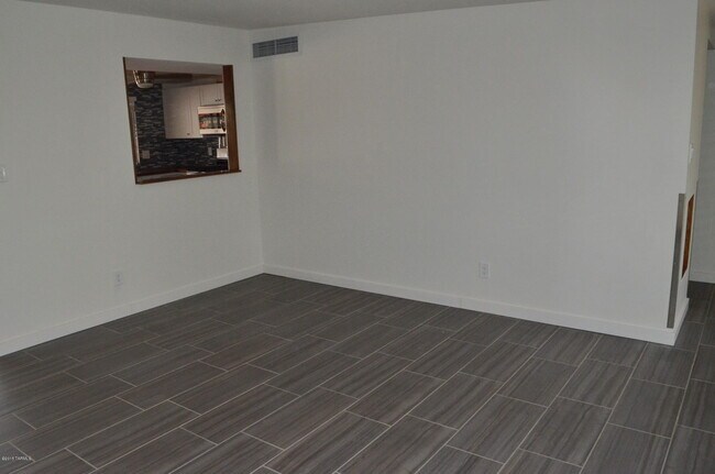 Building Photo - 614 N Medford Dr