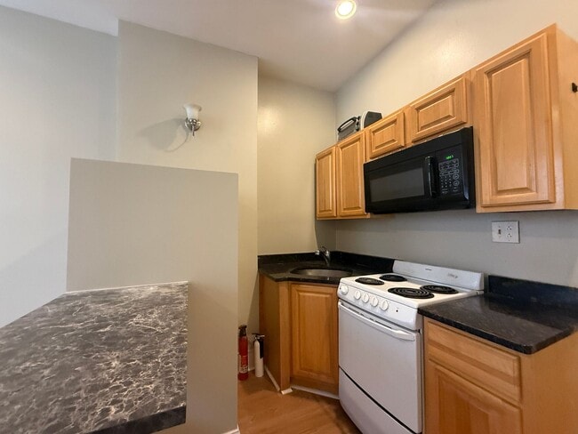 Building Photo - 1828 W Diamond St