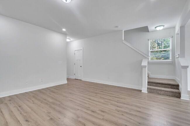 Building Photo - Stylish 3BR/2.5BA END-UNIT Townhome with Garage in Camelot Townes! $1,650/mo rent