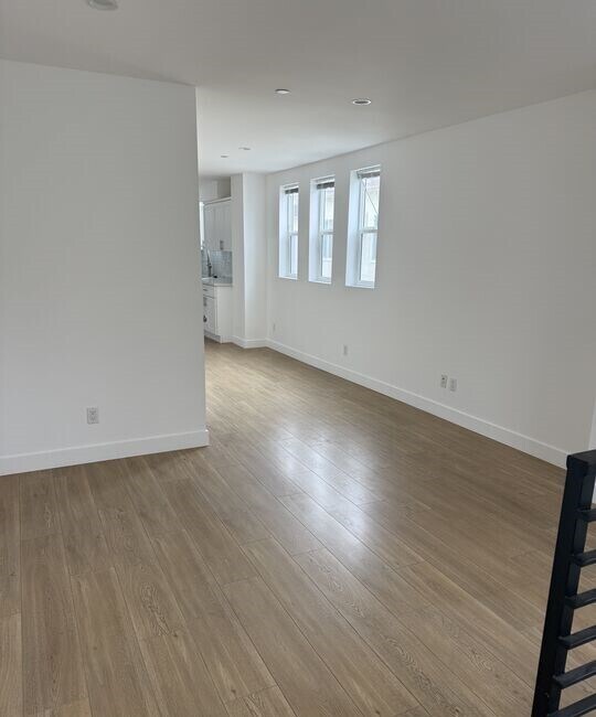 Building Photo - 227 N Park View St