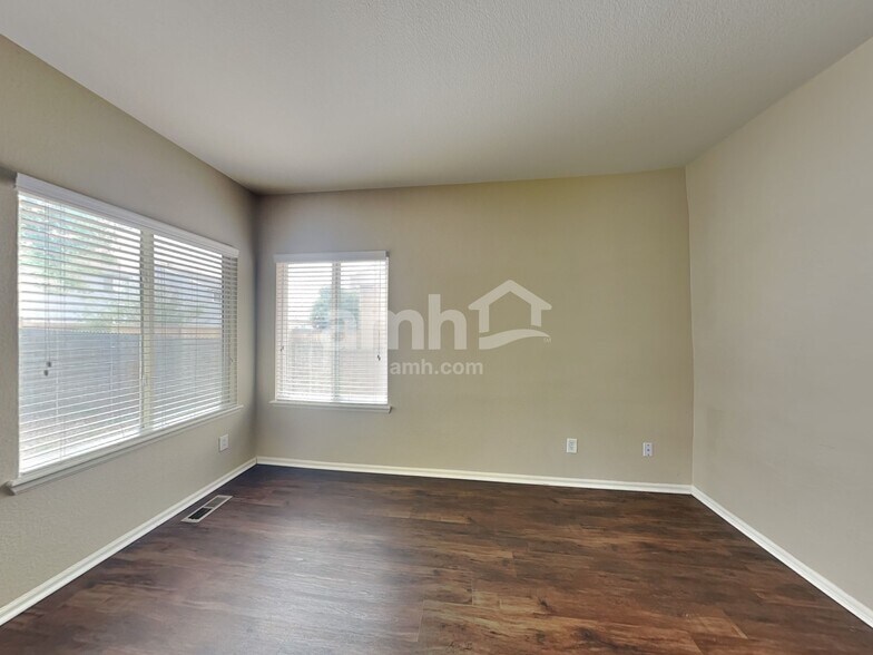Building Photo - 9826 Kenton Cir
