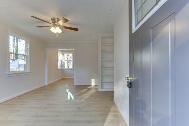 Building Photo - Charming Renovated Home with Modern Upgrades and Spacious Yard!