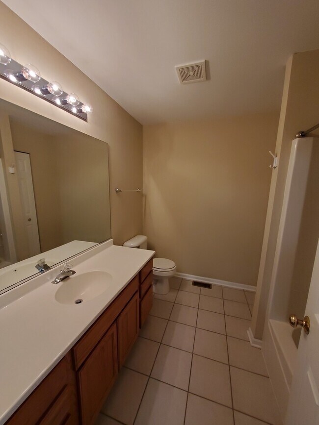 Building Photo - 832 Cherry Creek Dr