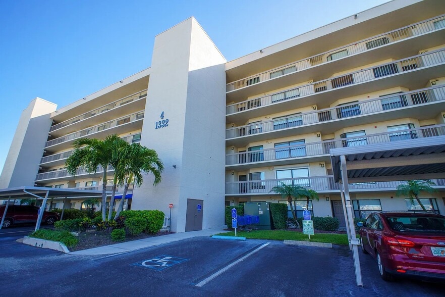 Pasadena Cove - 1332 Pasadena Ave S