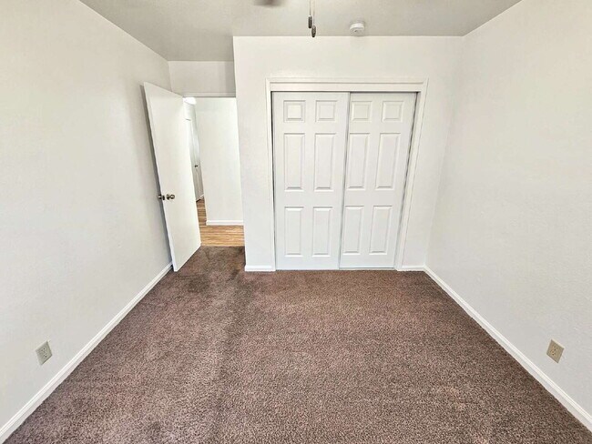 Building Photo - 528 Heatherglen Dr