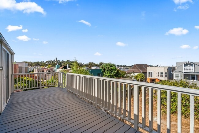 Building Photo - Remodeled 4Bd/2.5Ba Single-Family Home in ...